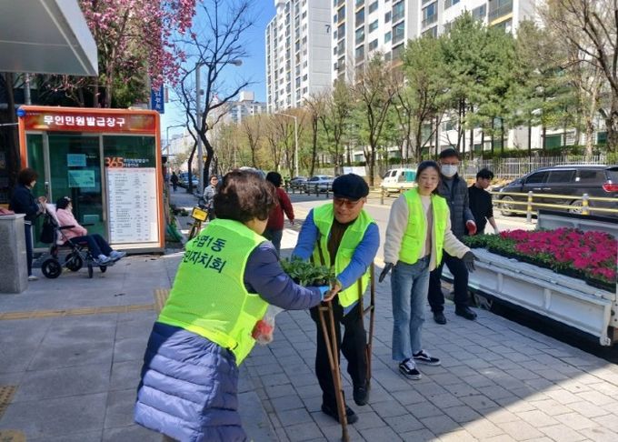 고양시 주엽1동, 봄맞이 초화 식재 행사 진행