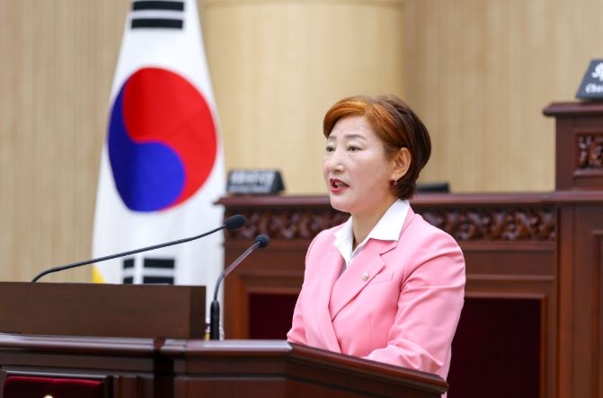안산시의회가 9일 제302회 임시회 제3차 본회의에서 ‘말산업 클러스터 조성을 위한 과천 경마공원 안산시 이전 촉구 건의안’을 채택했다. 사진은 건의안을 대표 발의한 현옥순 의원이 이날 본회의장에서 제안설명을 하고 있는 모습.