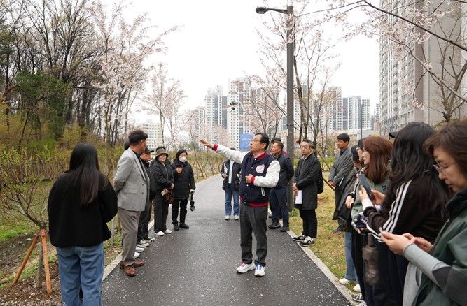 10일 오후 이현재 하남시장과 관계 부서 공무원, 감일총연합회 및 각 단지 입주자대표회의 관계자 등 시민 약 20명이 참석한 가운데 감일지구 현장점검이 진행되고 있다.