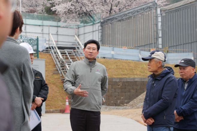 이상일 용인특례시장이 10일 처인구 양지읍 아파트 신축공사장을 찾아 현장을 점검하고 있다.