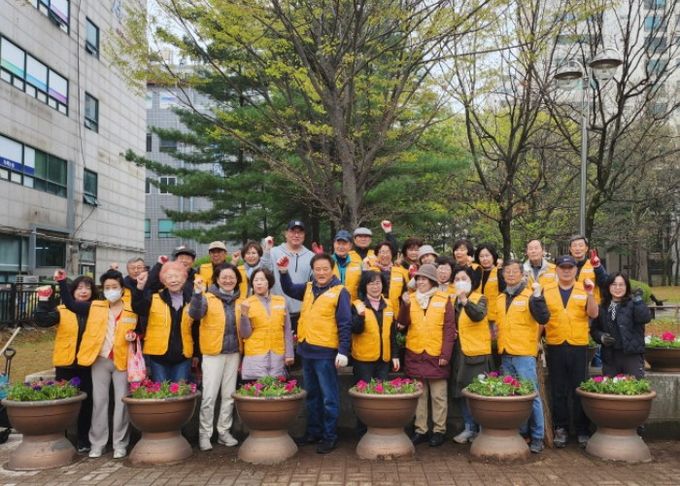 고양시 마두2동 주민자치회, 강촌공원 봄맞이 초화 식재