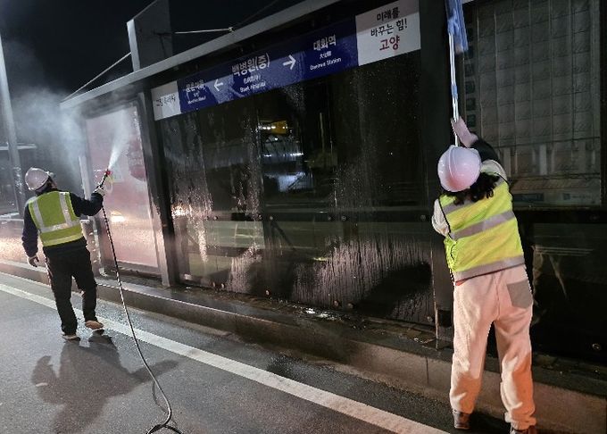 고양시 일산서구, 꽃박람회 대비 간선급행버스체계(BRT) 승강장 물세척 실시